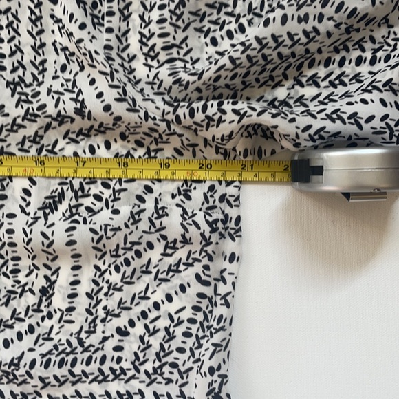 CAbi Split Back Black and White Print Blouse Size M - Picture 13 of 15